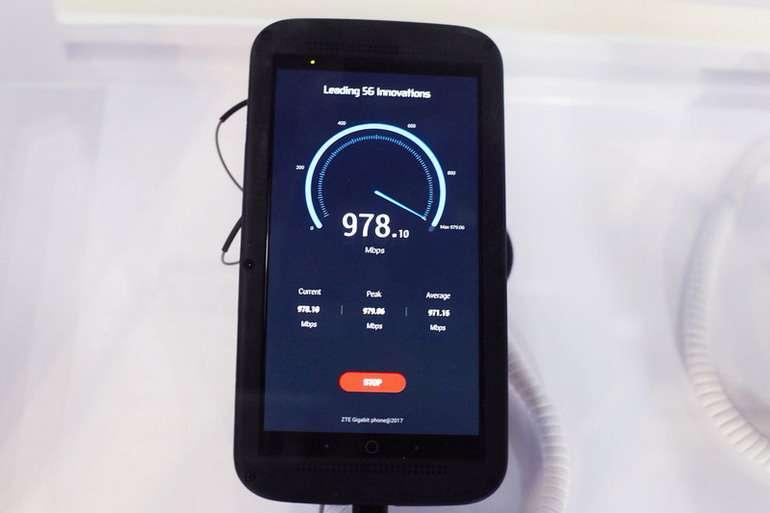 ZTE pr�sente le t�l�phone intelligent � 5uper Generation � tourn� vers l'avenir, qui atteint des vitesses de t�l�chargement de 1 Gbps